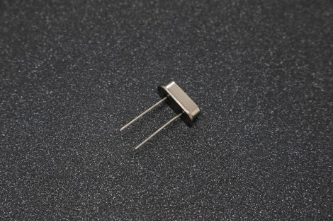 20Mhz HC-49S Crystal Oscillator (DIP)